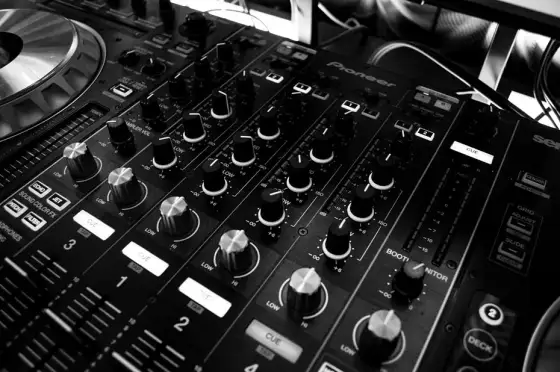 Kto płaci ZAiKS na weselu: DJ czy organizator? Uniknij kłopotów!